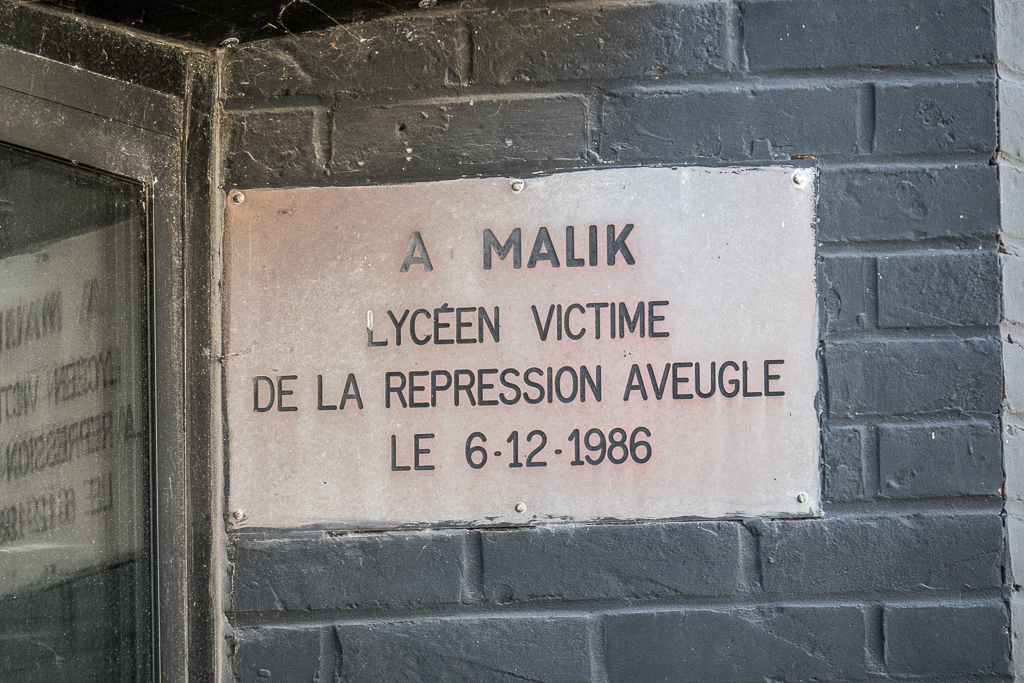 Une vieille plaque à la mémoire de Malik Oussekine à Calais