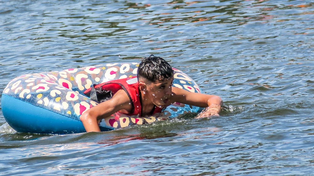 Le premier nageur en course de bouée en plein acharnement Le premier nageur en course de bouée en plein acharnement