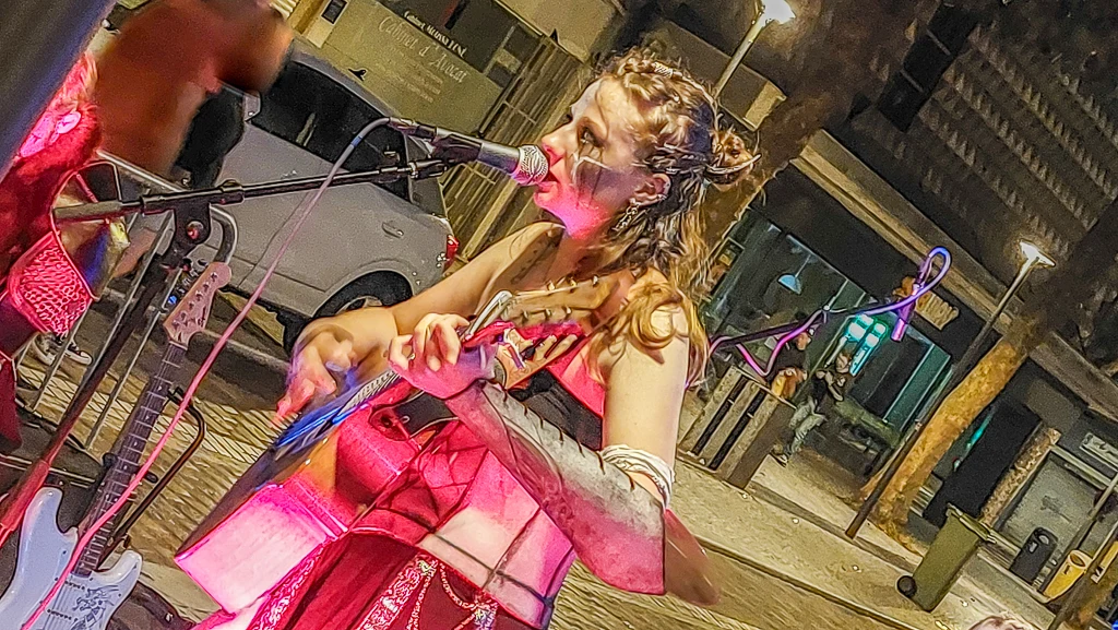 Une talentueuse guitariste de metal