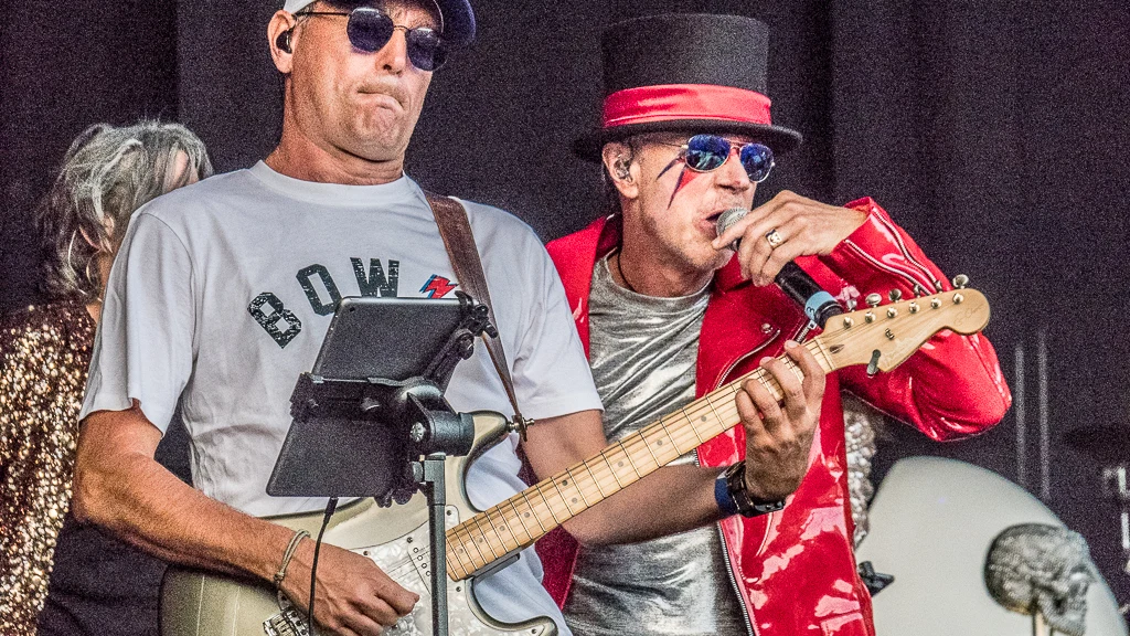 David Bowie, son sosie, aux côtés du guitariste