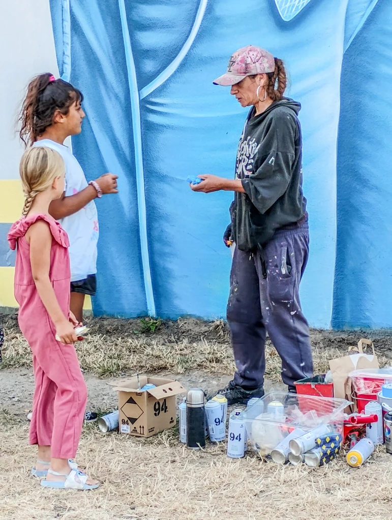 Vinie en relationnelle avec les enfants du quartier