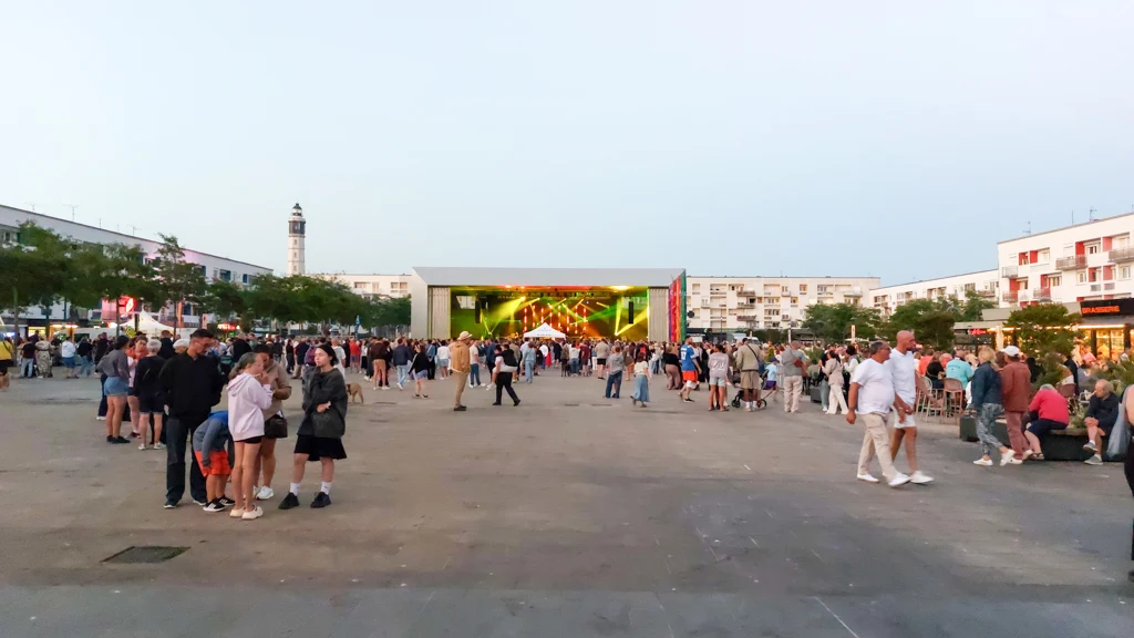 La place d'Armes à demi-remplie en hommage à Daniel Balavoine