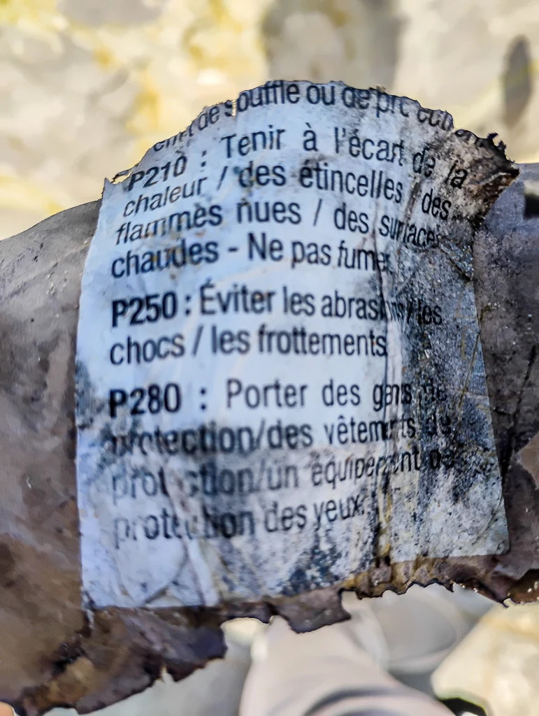 Un reste d'une fusée de feu d'artifice trouvé le lendemain sur la plage de Calais