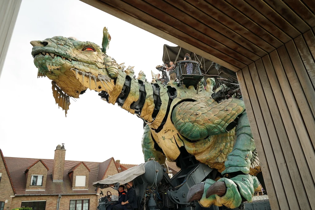 Le Dragon de Calais naturellement encadré