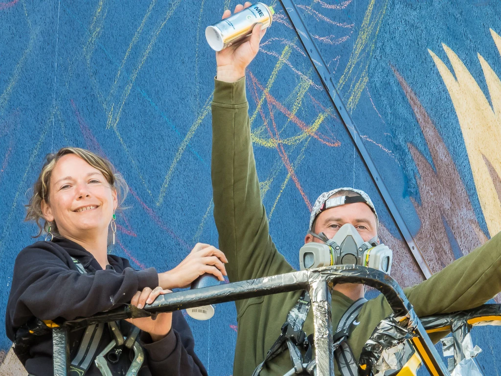 Kat & Action posant pour mVdC du haut du leur nacelle