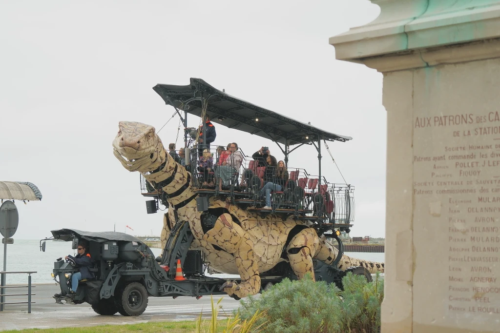 Le Varan passant au pied du monument Gavet
