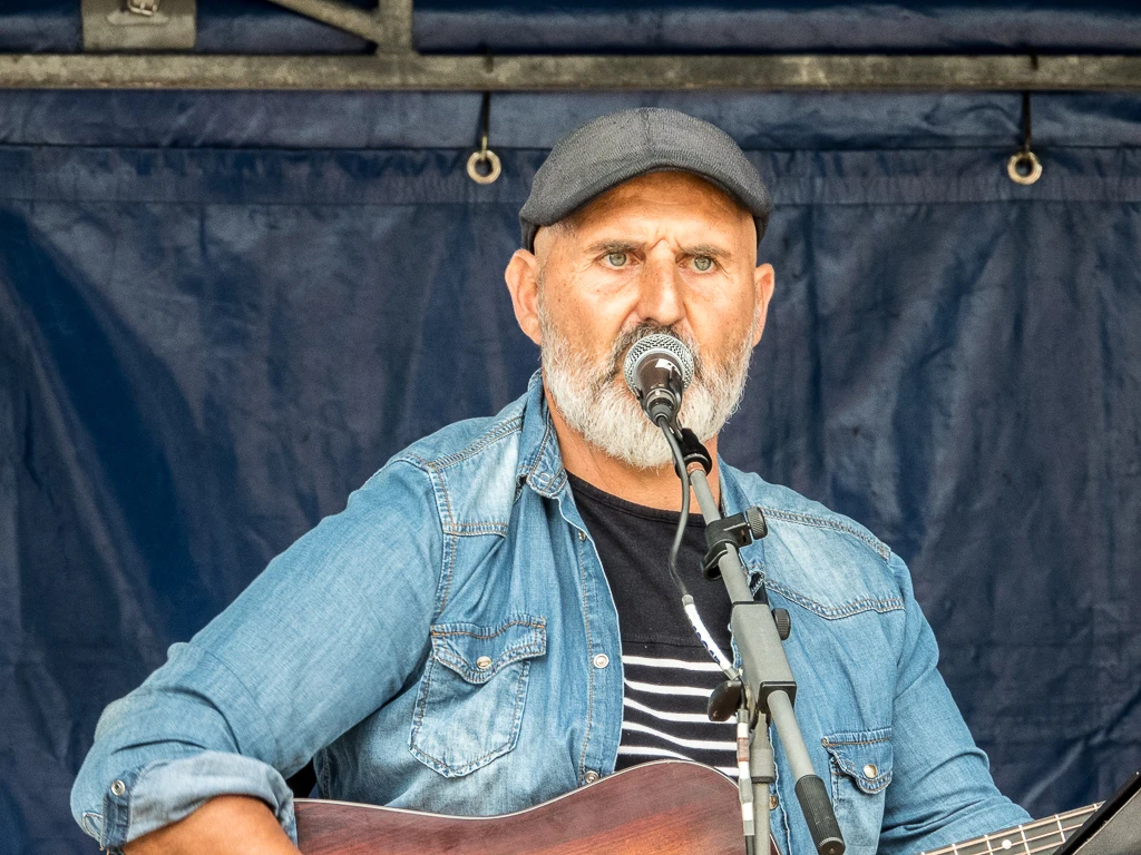 "Casse-toi tu pue et marche à l'ombre" étaient les paroles de ce chanteur