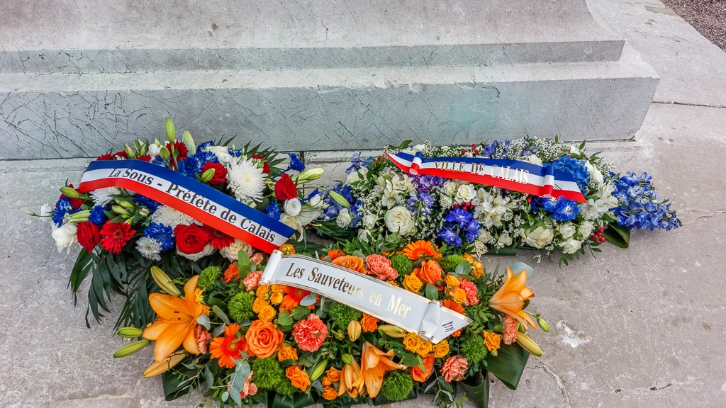 Les trois gerbes de fleurs déposées au pied du monument Gavet