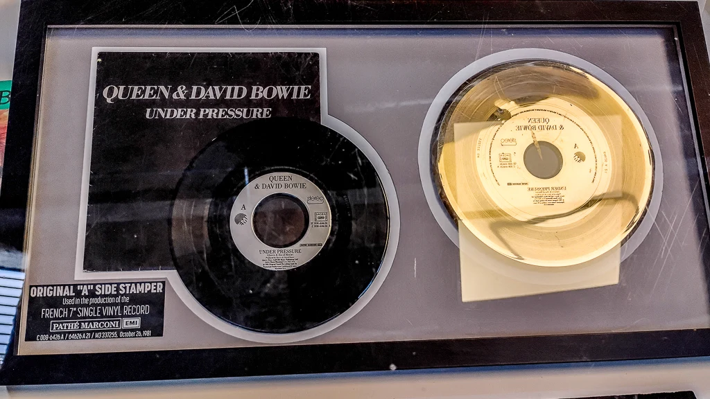 Le master et un disque d'or de Bowie