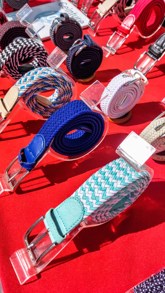 Trouver une ceinture à la Braderie du Vauxhall de Calais