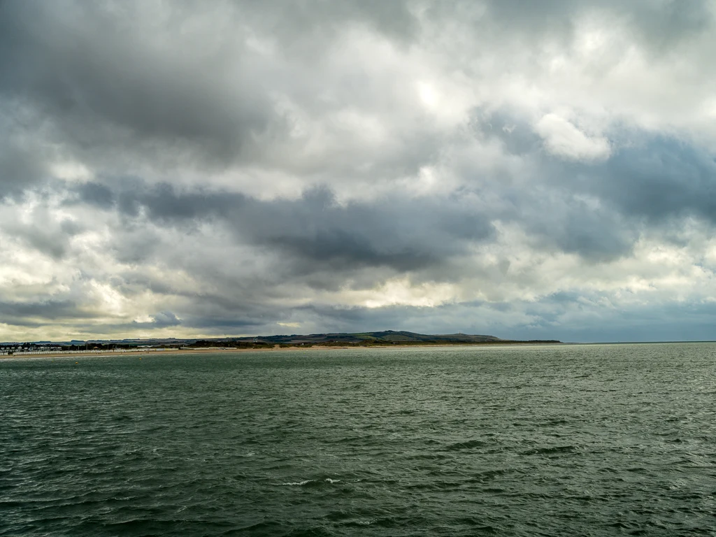 Le ciel chargé en nuages sur la baie de Calais