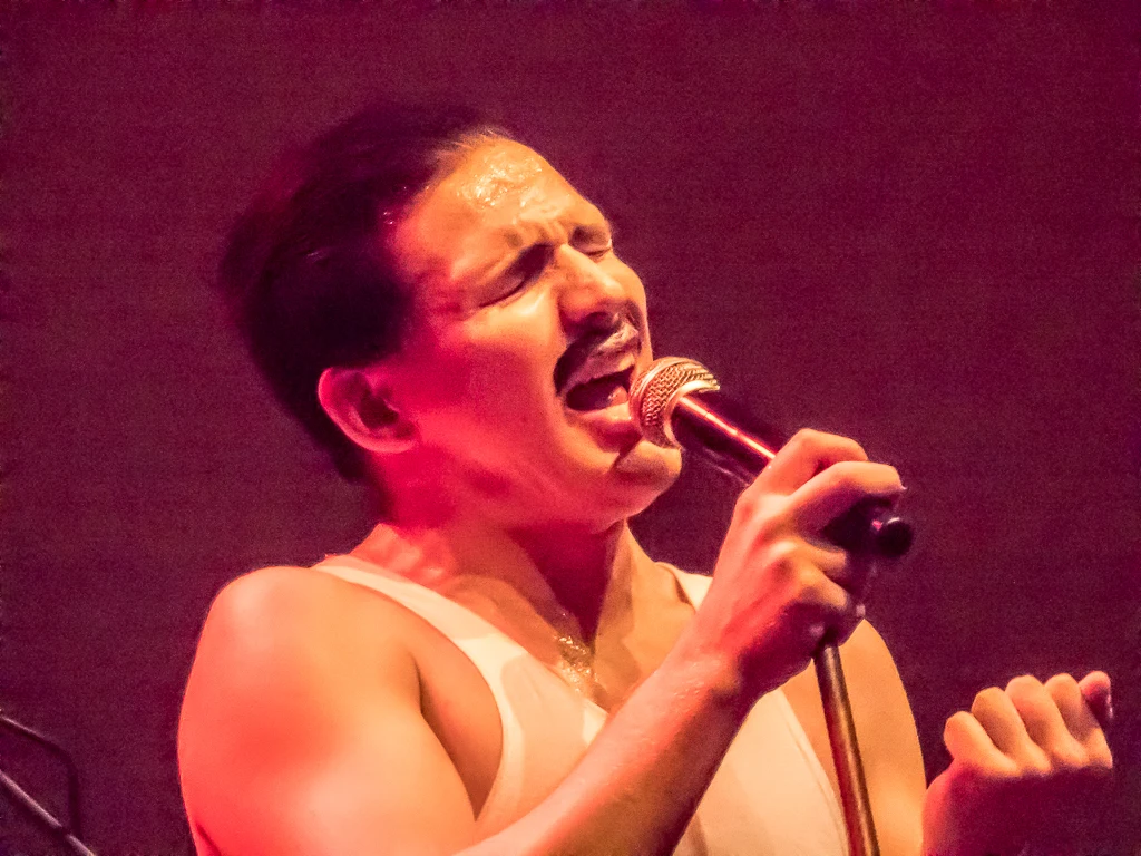 Mickey Callisto dans le rôle d'Eddie Mercury à Calais