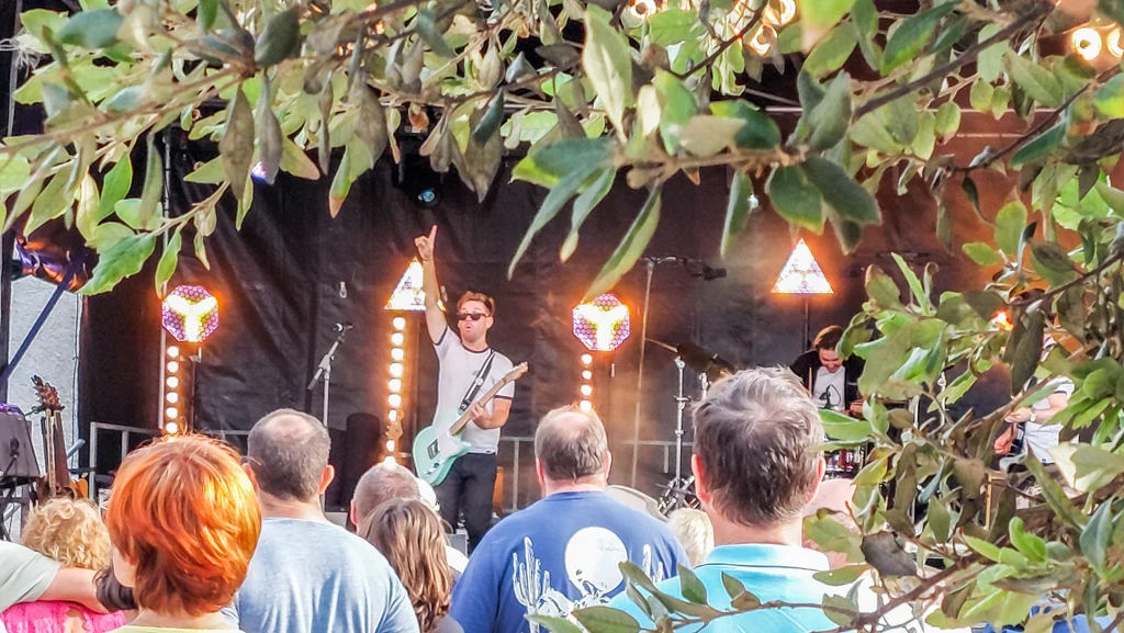 La scène à travers les arbres du Rock au Minck