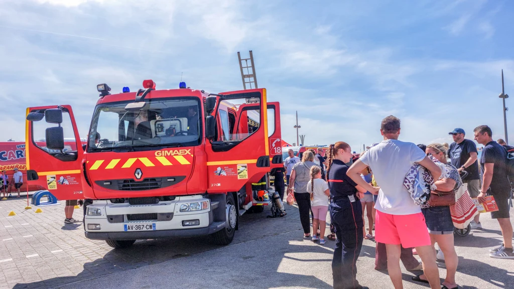 On s'affaire autour du camion de pompiers