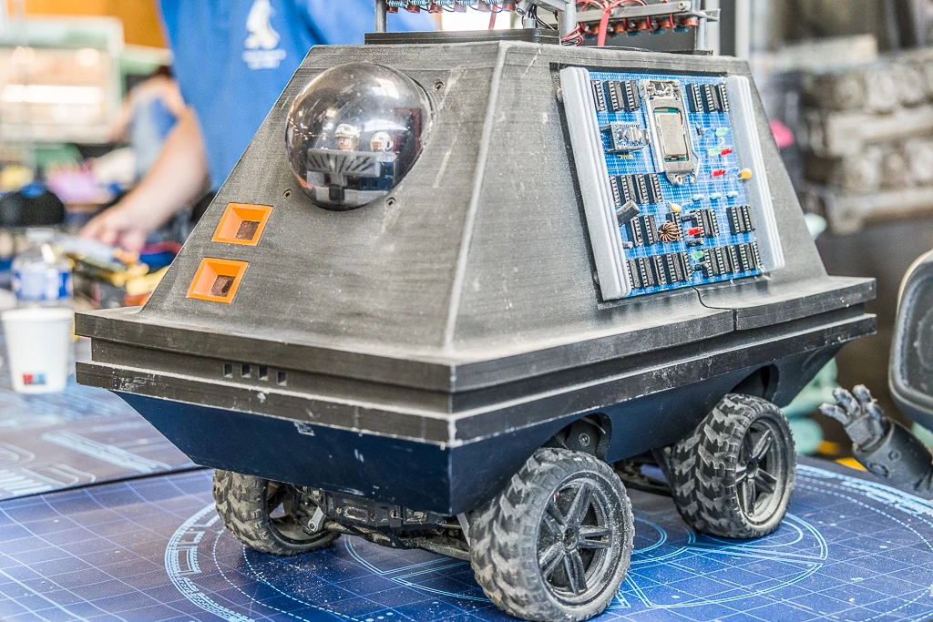 Un robot revenant de la planète Lune