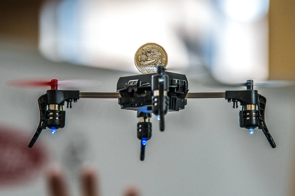 Un mini-drone de 80 grammes transportant une pièce de monnaie