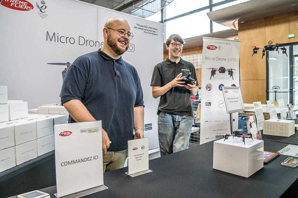 Un jeune Anglais vendant ses mini-drones au Forum Gambetta