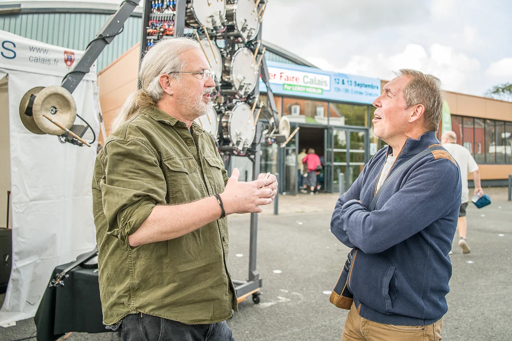 Le groupe PONY TRAP en pleine discussion avec notre interprète pour l'occasion