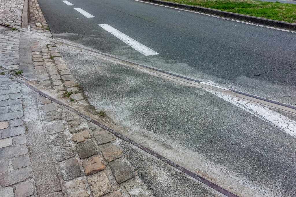 Cela ne parait pas très esthétique mais cela évite un accident de vélo