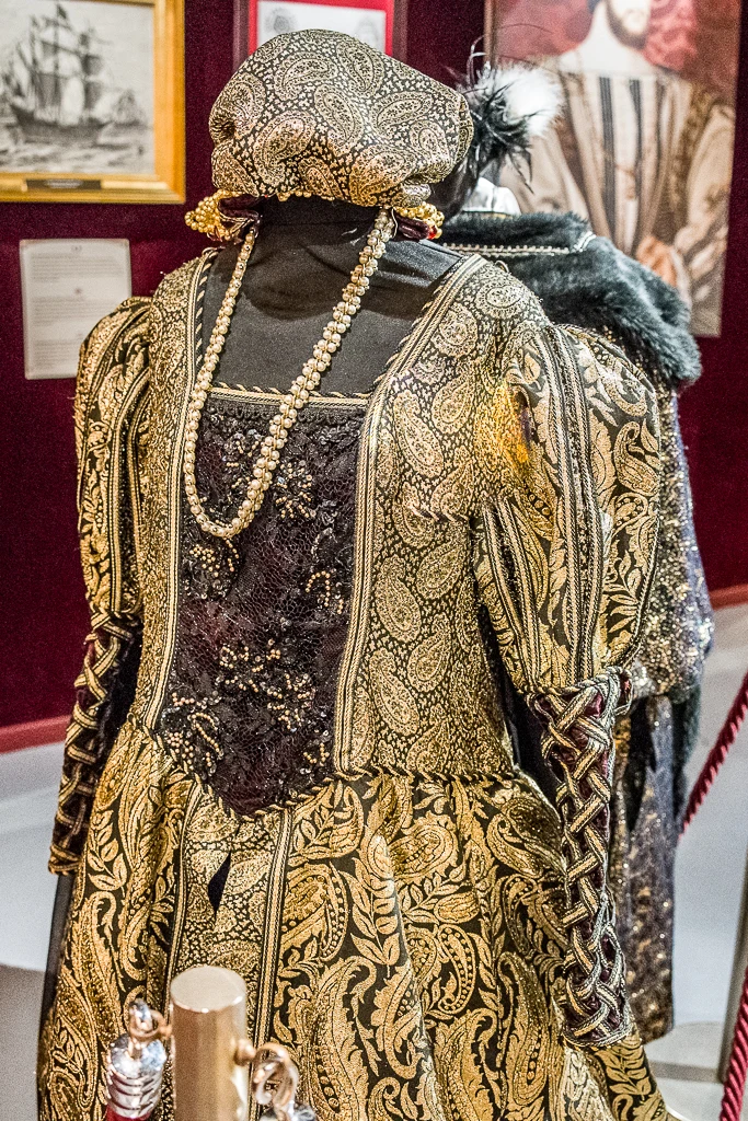 Une robe dorée avec dentelle
