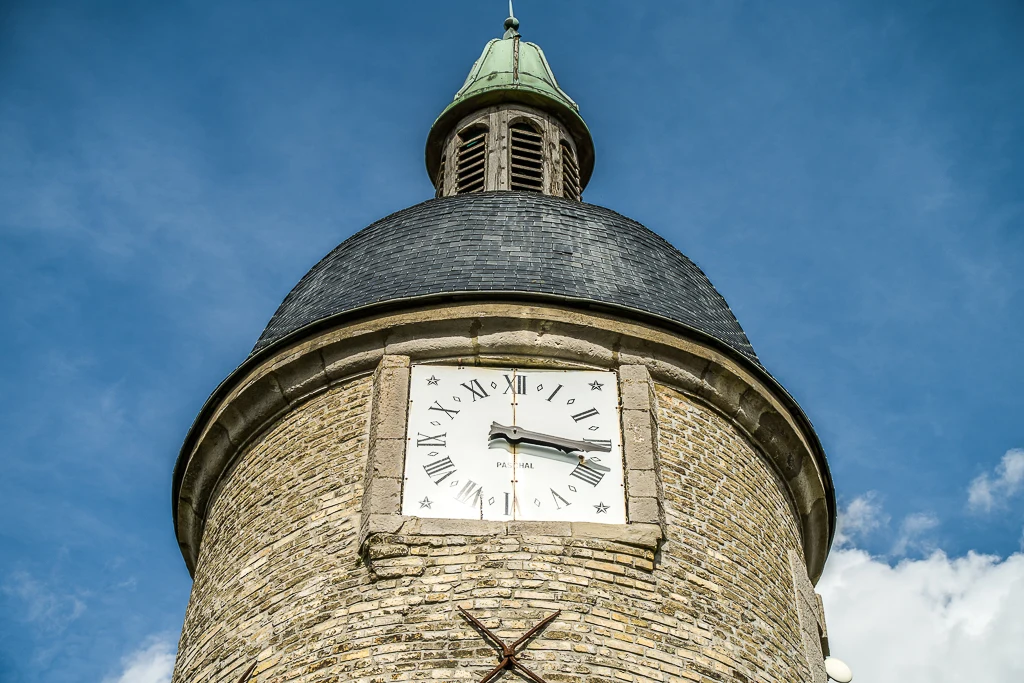 La Tour de l'Horloge de Guînes vue du côté horaire