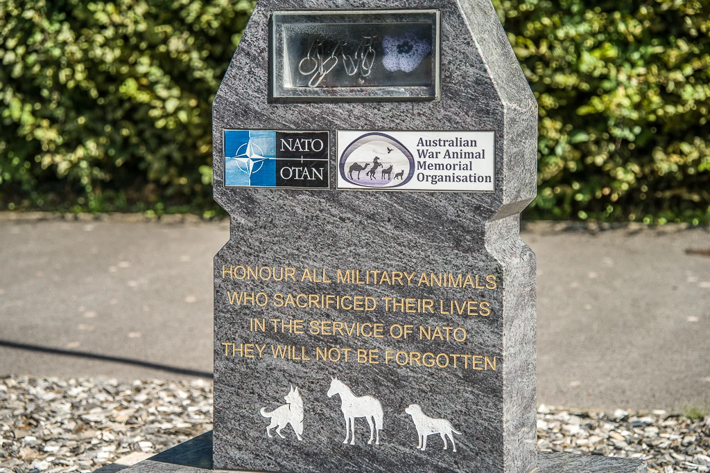 La stèle du Mémorial de l'OTAN dédiée aux animaux