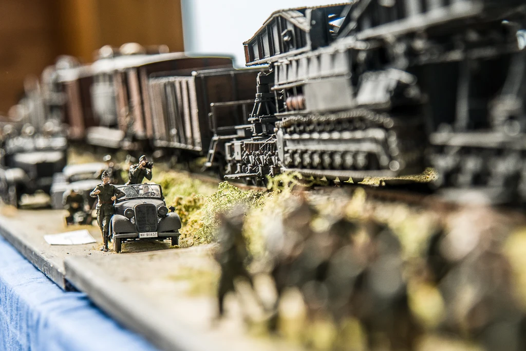 Un convoi interminable de militaires, chars et wagons